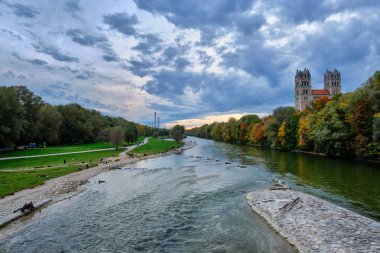 Reichenbach Köprüsü 'nden Isar nehri, park ve St. Maximilian kilisesi. Munchen, Bavyera, Almanya.