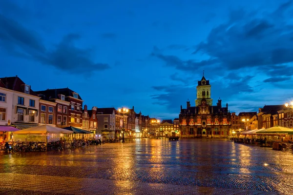 Delft Market Square Markt à noite. Delfth, Países Baixos — Fotografia de Stock