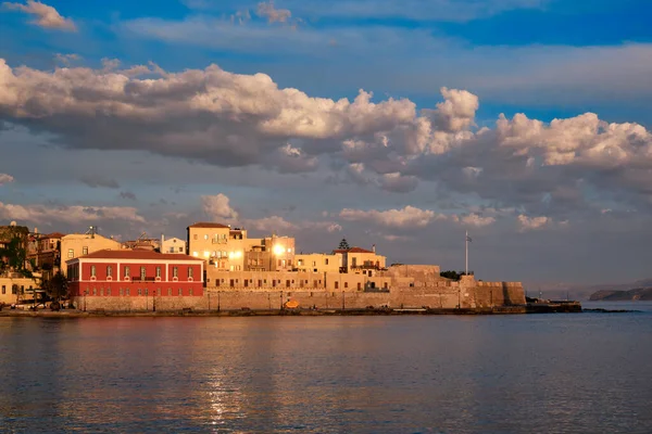 Chania festői régi kikötője, Kréta sziget. Görögország — Stock Fotó