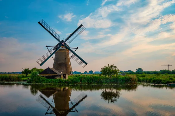 Moinhos de vento em Kinderdijk, na Holanda. Países Baixos — Fotografia de Stock
