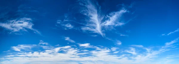 Cielo azul claro con nubes — Foto de Stock