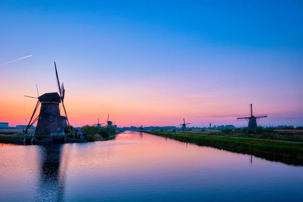 Ανεμόμυλοι στο Kinderdijk της Ολλανδίας. Κάτω Χώρες — Φωτογραφία Αρχείου