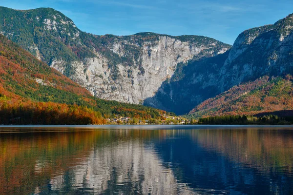 Hallstatter See lake mountain lake in Austria — Stock fotografie