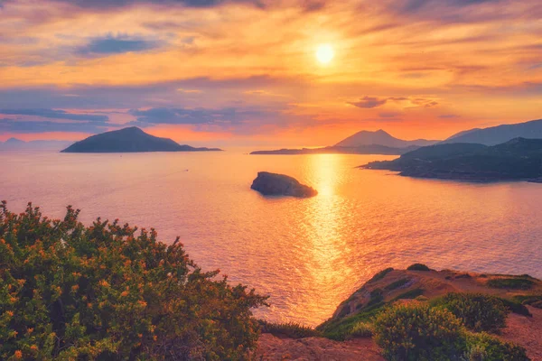Morze Egejskie z widokiem na wyspy na zachód słońca — Zdjęcie stockowe