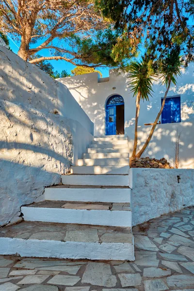 Pueblo griego vista típica con casas encaladas y escaleras. Ciudad de Plaka, isla de Milos, Grecia — Foto de Stock