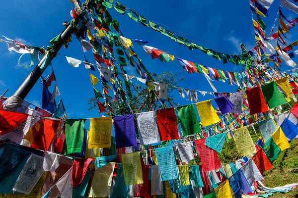 Banderas budistas de oración lunga en McLeod Ganj, Himachal Pradesh, India — Foto de Stock