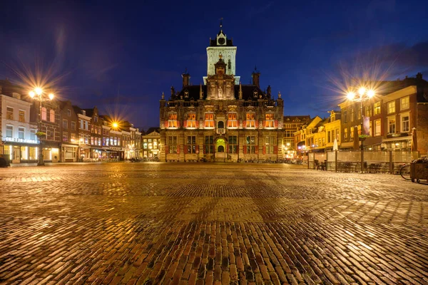 Delft Market Square Markt večer. Delfth, Nizozemsko — Stock fotografie