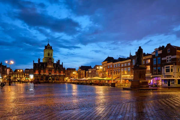 Delft Market Square Markt la sera. Delfth, Paesi Bassi — Foto Stock