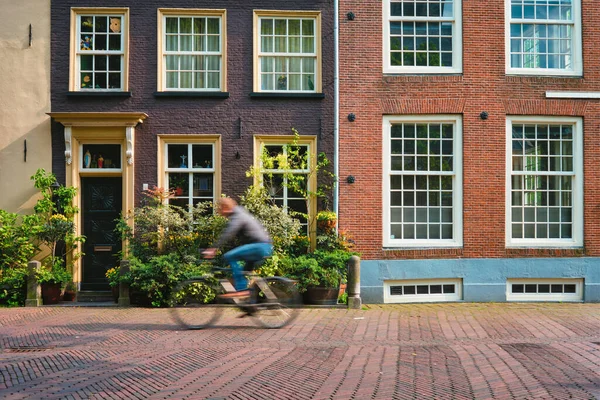 Ciclista ciclista hombre en bicicleta medios muy populares de transoirt en los Países Bajos en la calle de Delft, Países Bajos —  Fotos de Stock