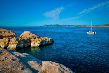 Ege Denizi 'ndeki Sarakiniko Sahili' ndeki yat teknesi, Milos Adası, Yunanistan