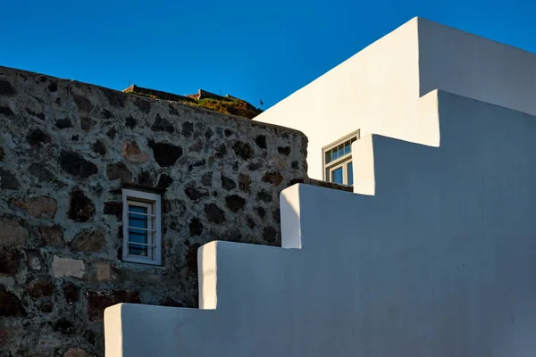 Görög építészet elvont háttér - fehérre meszelt ház lépcsővel. Milos sziget, Görögország — Stock Fotó
