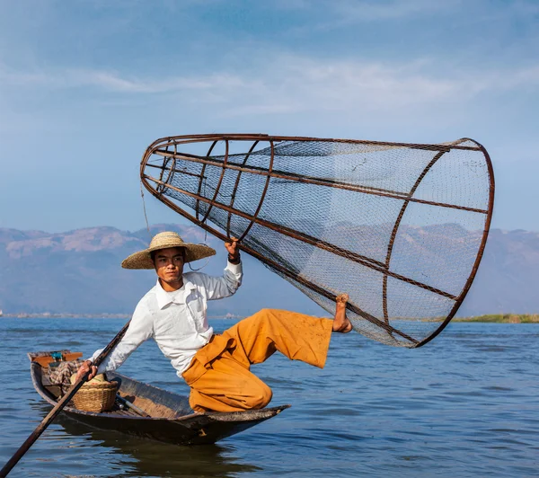 Pescador birmanês no lago Inle, Mianmar — Fotografia de Stock