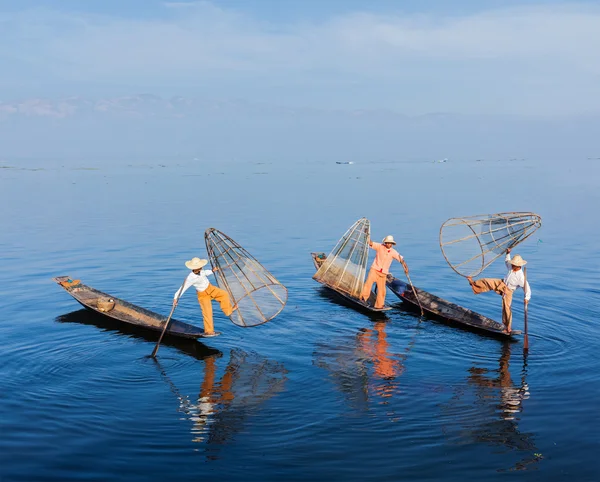 Barmské rybáři na jezeře inle lake, myanmar — Stock fotografie