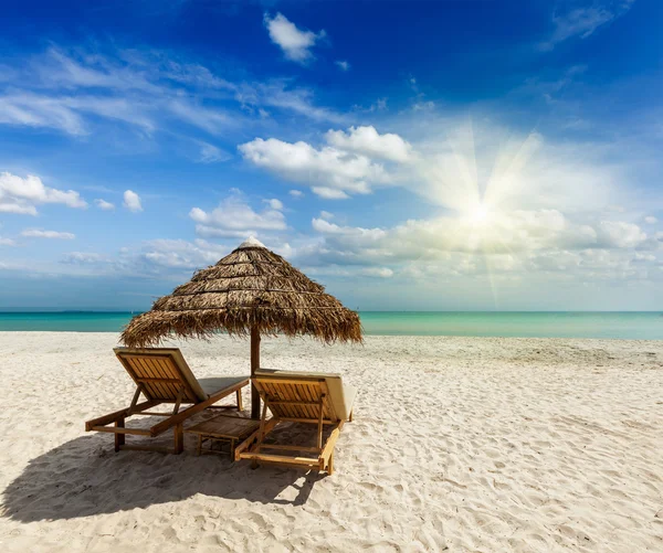 Två beach lounge stolar under tält — Stockfoto