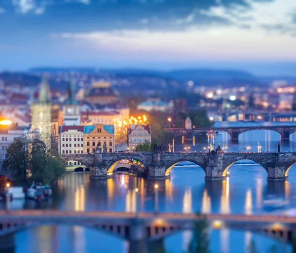 Panoramisch uitzicht op Praag bruggen over de rivier vltava — Stockfoto