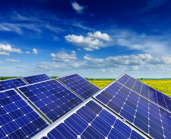 Paneles de baterías solares en campo de prado rural — Foto de Stock