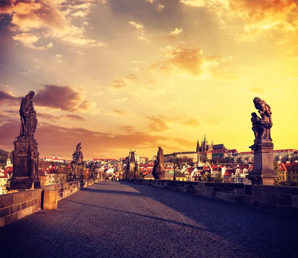 Karlův most a Pražský hrad v noci — Stock fotografie