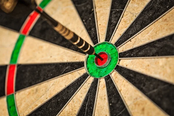 Dart in bulls eye close up — Stock Photo, Image