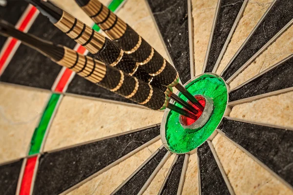 Drei Darts im Bullenauge aus nächster Nähe — Stockfoto