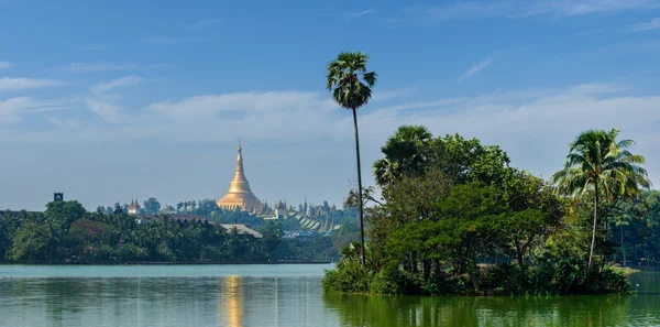 Shwedagon pagoda kandawgyi Gölü üzerinden görünümü — Stok fotoğraf