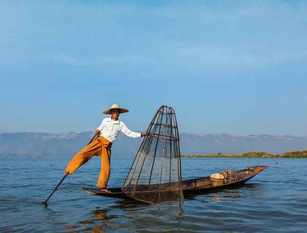 インレー湖で伝統的なビルマの漁師 — ストック写真