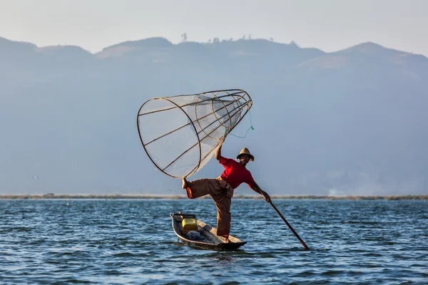 インレー湖で伝統的なビルマの漁師 — ストック写真