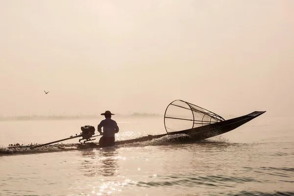 Geleneksel Birmanya balıkçı Inle Gölü — Stok fotoğraf