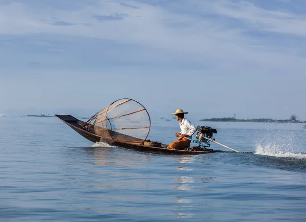 ミャンマーの伝統的なビルマの漁師 — ストック写真