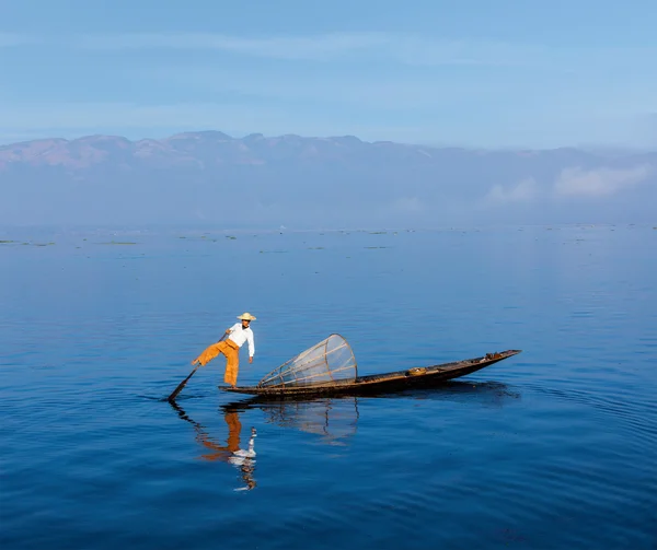 Pescatore birmano tradizionale al lago Inle — Foto Stock