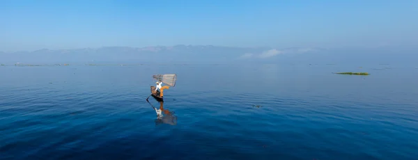 Traditioneller burmesischer Fischer am See inle — Stockfoto