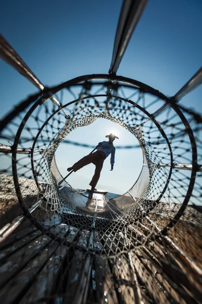 Pescatore birmano tradizionale al lago, Myanmar — Foto Stock