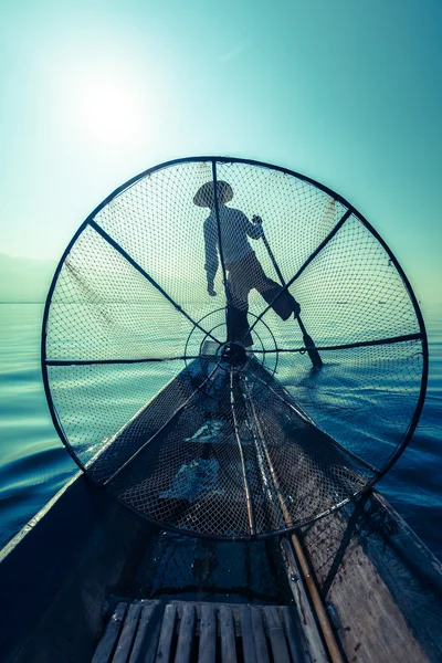 Pescatore birmano tradizionale al lago Inle — Foto Stock