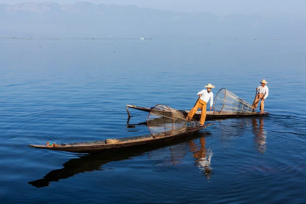 Pescador birmanês tradicional no lago Inle — Fotografia de Stock
