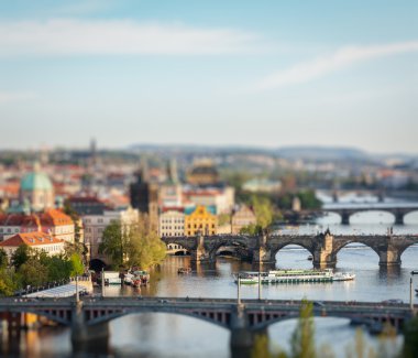 Prag'ın panoramik manzarasını vltava Nehri arasında köprü.