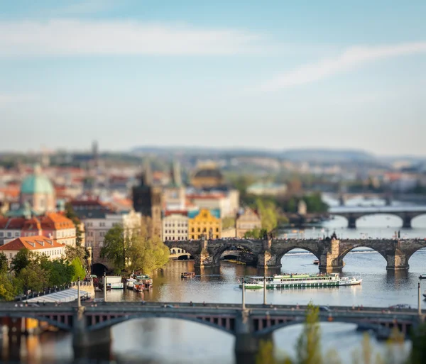 全景视图的布拉格伏尔塔瓦河河面桥梁 — 图库照片