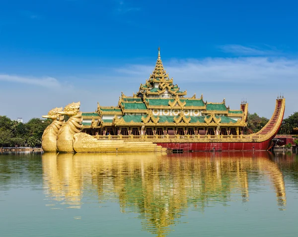 Karaweik - Nachbau eines burmesischen königlichen Lastkahns, Yangon — Stockfoto