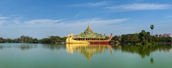 Karaweik - réplica de la barcaza real birmana, Yangón —  Fotos de Stock