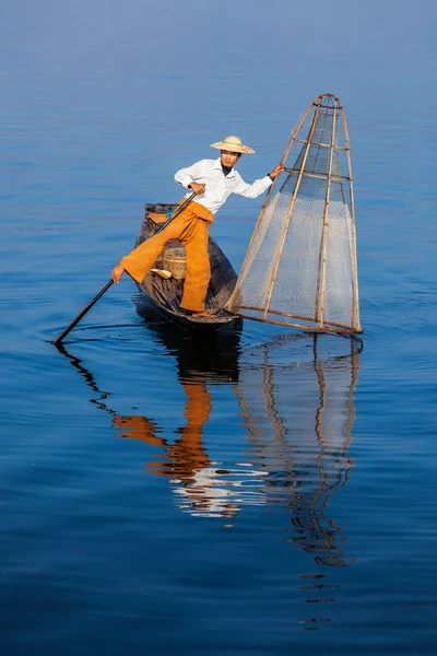 Traditional Burmese fisherman at Inle lake — Stock Photo, Image