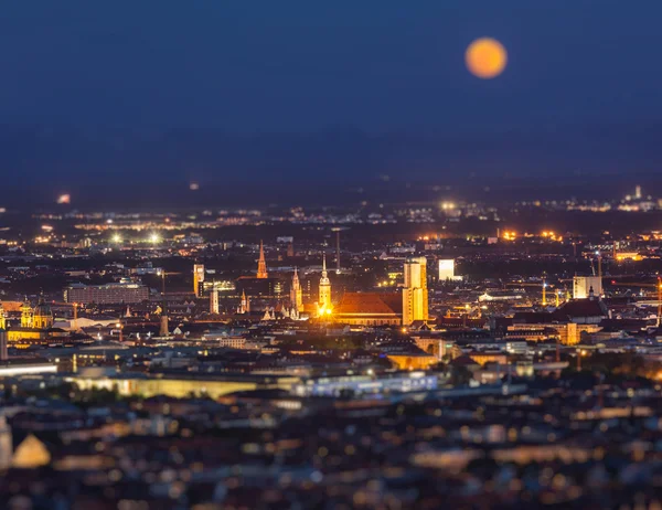 Natt Flygfoto över München, Tyskland — Stockfoto