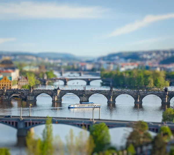Panoramisch uitzicht op Praag bruggen over de rivier vltava — Stockfoto