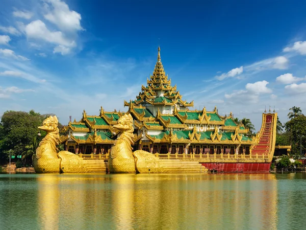 Karaweik Kandawgyi Lake, Yangon, Myanmar — Stock Photo, Image