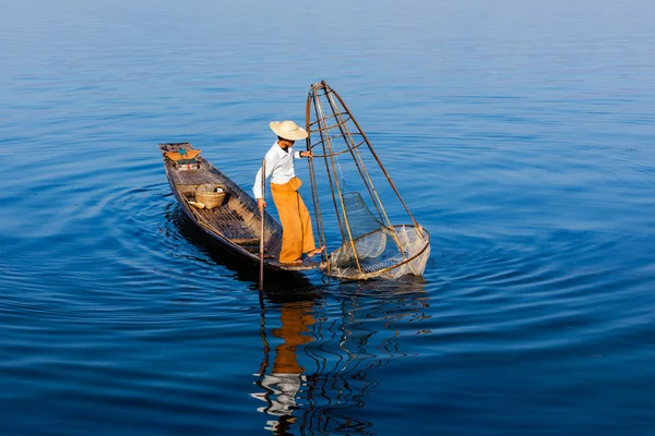 Birmański rybak w inle lake, myanmar — Zdjęcie stockowe