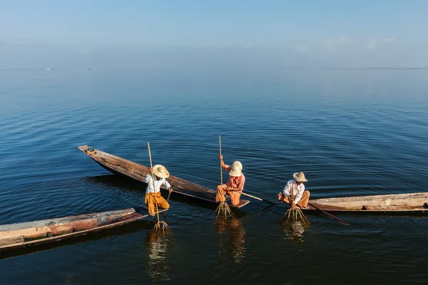 Pescatore birmano al lago Inle, Myanmar — Foto Stock