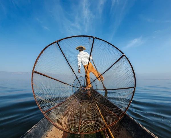 Pescador birmano en el lago Inle, Myanmar — Foto de Stock