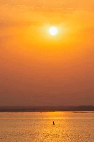 Barcos de iate no lago ao pôr-do-sol — Fotografia de Stock