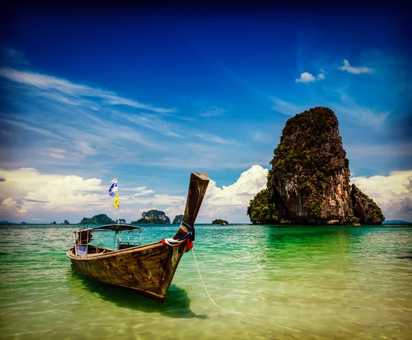 Barca a coda lunga sulla spiaggia, Thailandia — Foto Stock