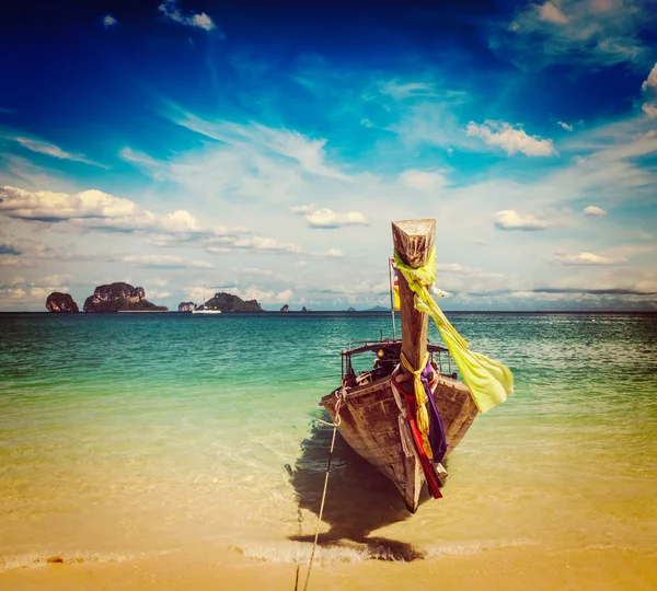 Barca a coda lunga sulla spiaggia, Thailandia — Foto Stock