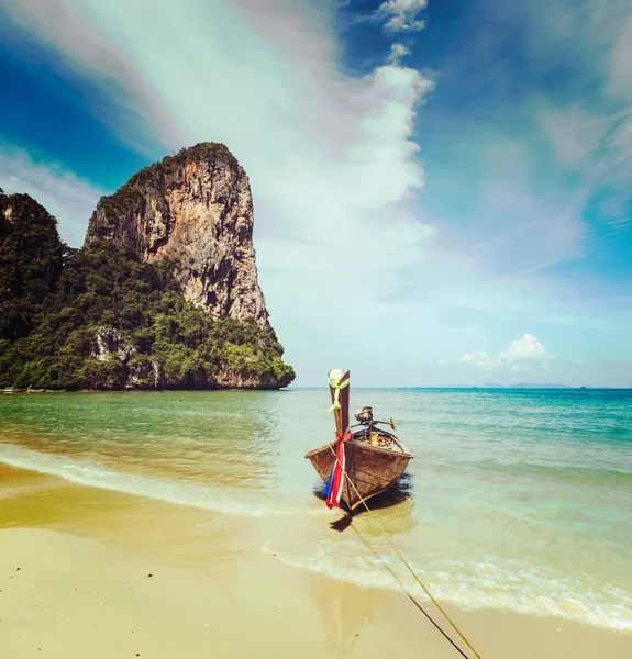 Dlouhý ocas loď na beach, Thajsko — Stock fotografie