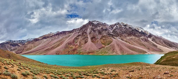 Chandra Tal sjön i Himalaya — Stockfoto