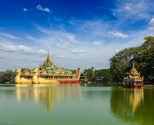 Karaweik binnenschip aan Kandawgyi meer, Yangon, Myanmar — Stockfoto